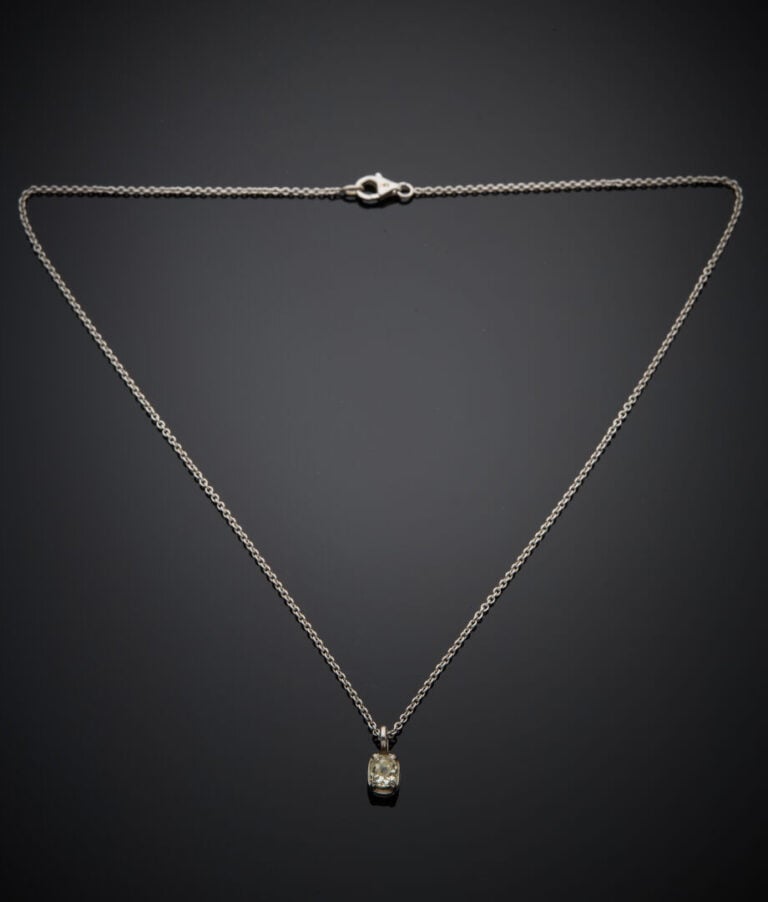 PENDENTIF et sa chaînette en or gris (750‰) serti d'un diamant taille ancienne…