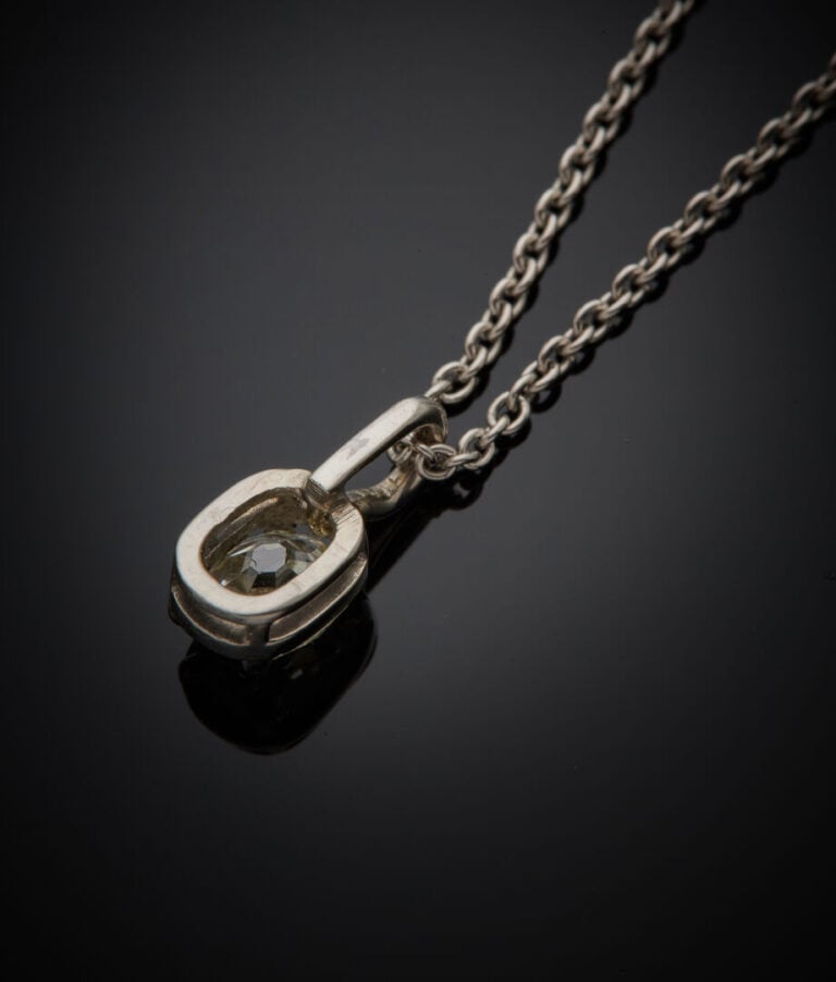 PENDENTIF et sa chaînette en or gris (750‰) serti d'un diamant taille ancienne…