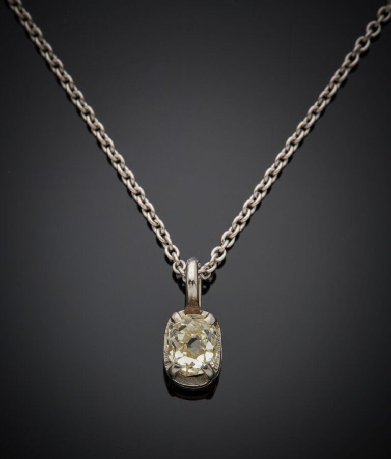 PENDENTIF et sa chaînette en or gris (750‰) serti d'un diamant taille ancienne…