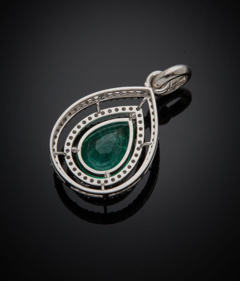 PENDENTIF "goutte" en or gris (750‰) ajouré, serti d'une émeraude taillée en po…