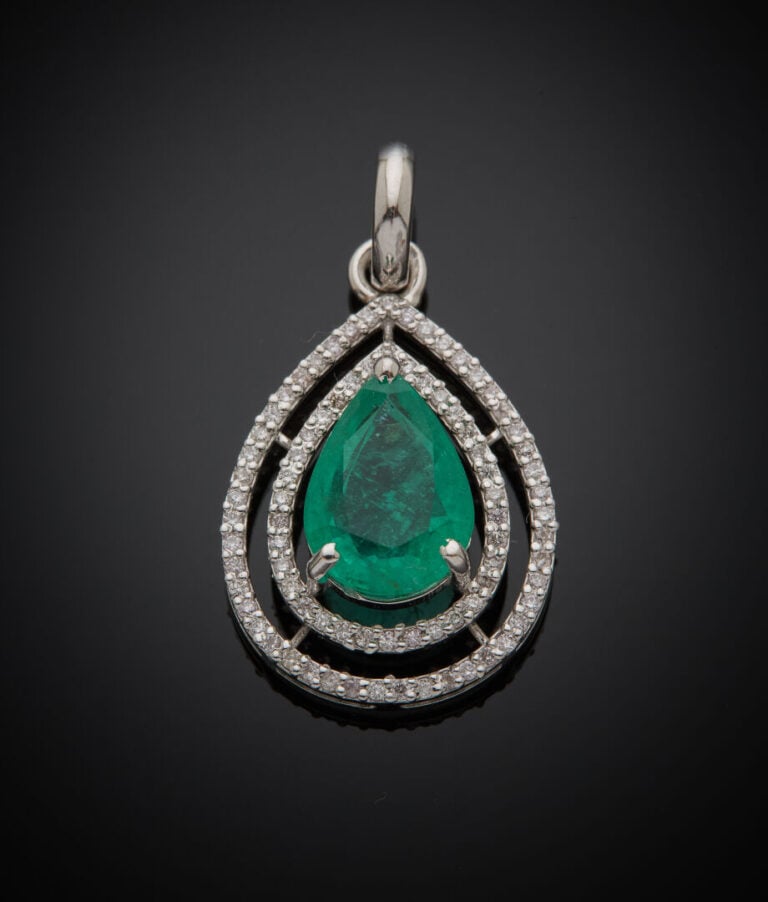 PENDENTIF "goutte" en or gris (750‰) ajouré, serti d'une émeraude taillée en po…
