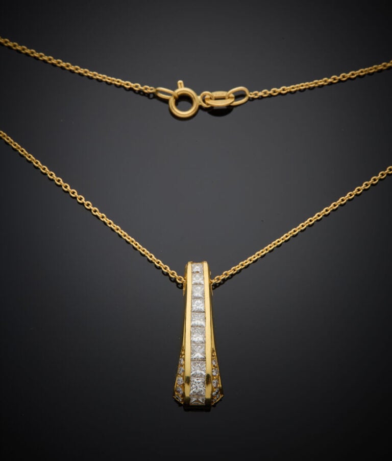 PENDENTIF "goutte stylisée" et sa CHAINETTE en or jaune (750‰) serti d'un align…