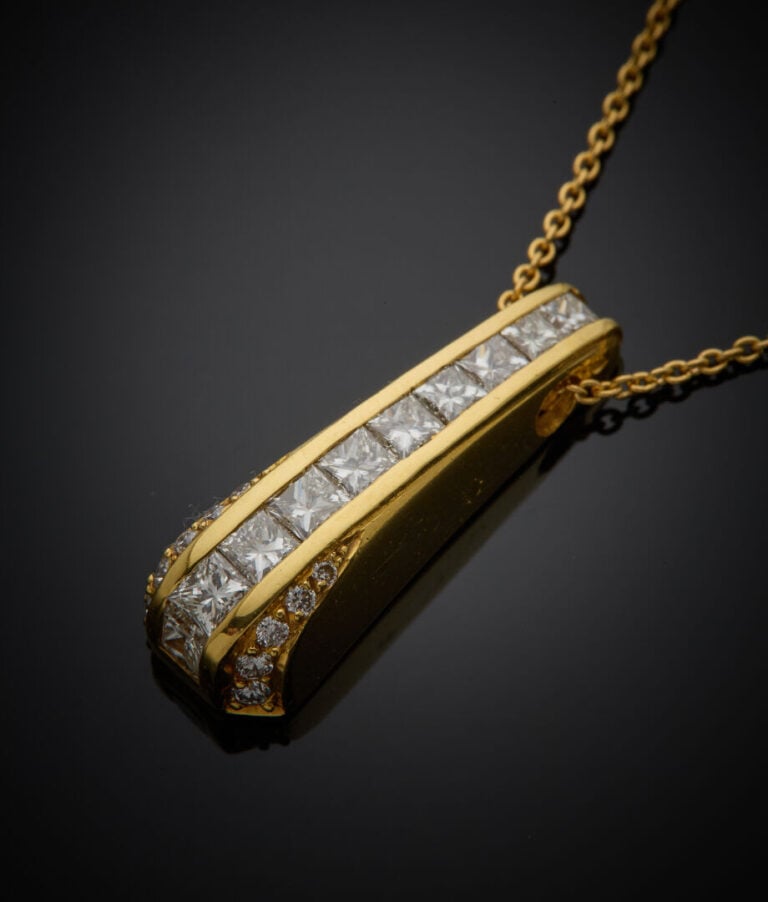 PENDENTIF "goutte stylisée" et sa CHAINETTE en or jaune (750‰) serti d'un align…