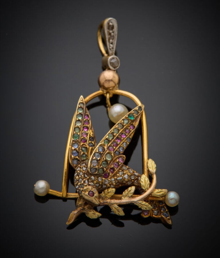 PENDENTIF "oiseau sur sa branche" en or jaune et or rose (750‰) serti de petits…