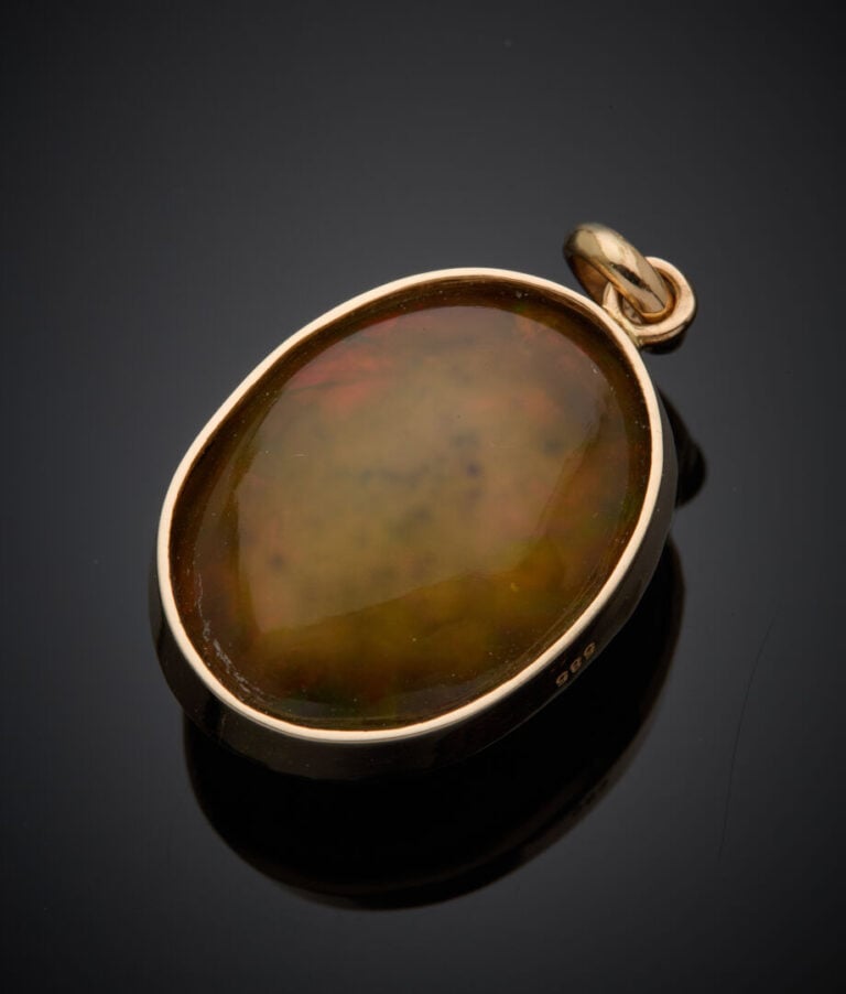 PENDENTIF ovale en or rose (585‰) 14 carats, orné d'une opale noire cabochon pe…