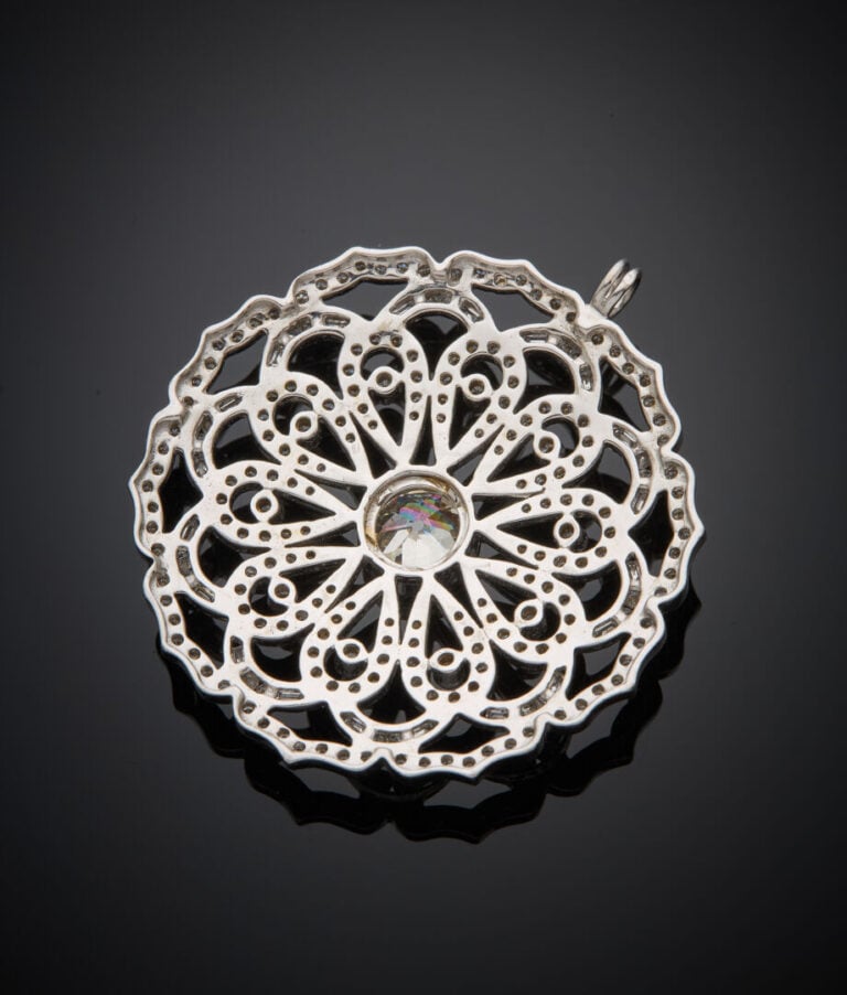 PENDENTIF "rosace" en or gris (750‰) serti d'un diamant taille ancienne, entour…