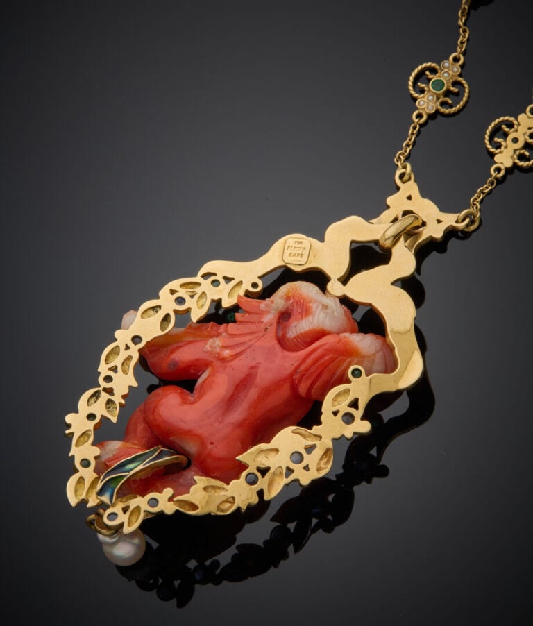 PERCOSSI PAPI - - Important PENDENTIF et sa CHAINE, "Putto musicien" en or jaun…