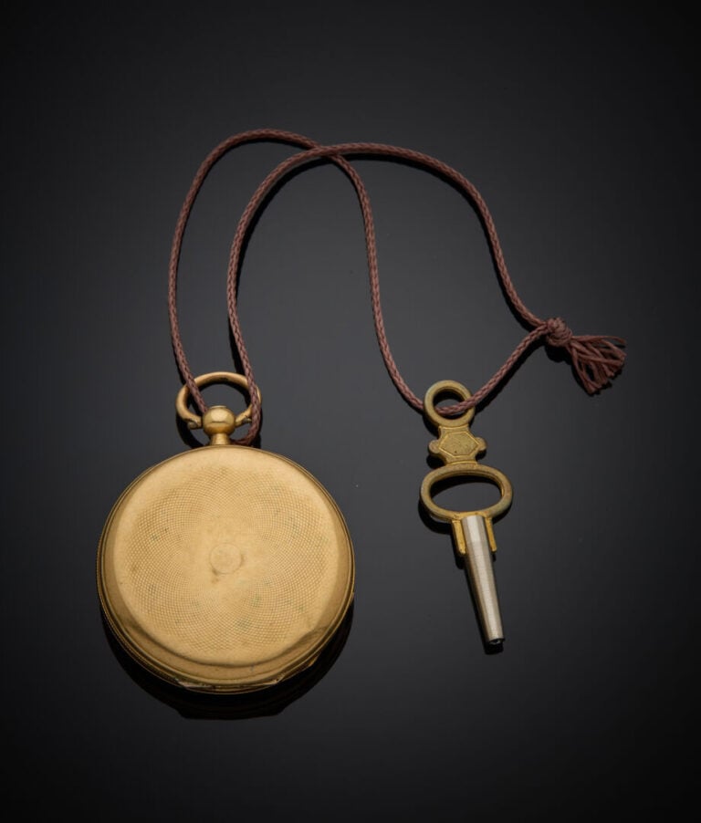 Petite MONTRE de POCHE en or jaune (750‰) guilloché, carrure godronnée. Cadran…