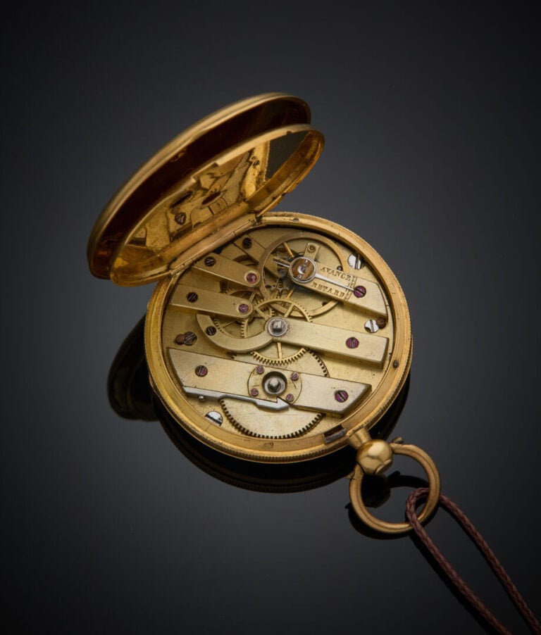 Petite MONTRE de POCHE en or jaune (750‰) guilloché, carrure godronnée. Cadran…