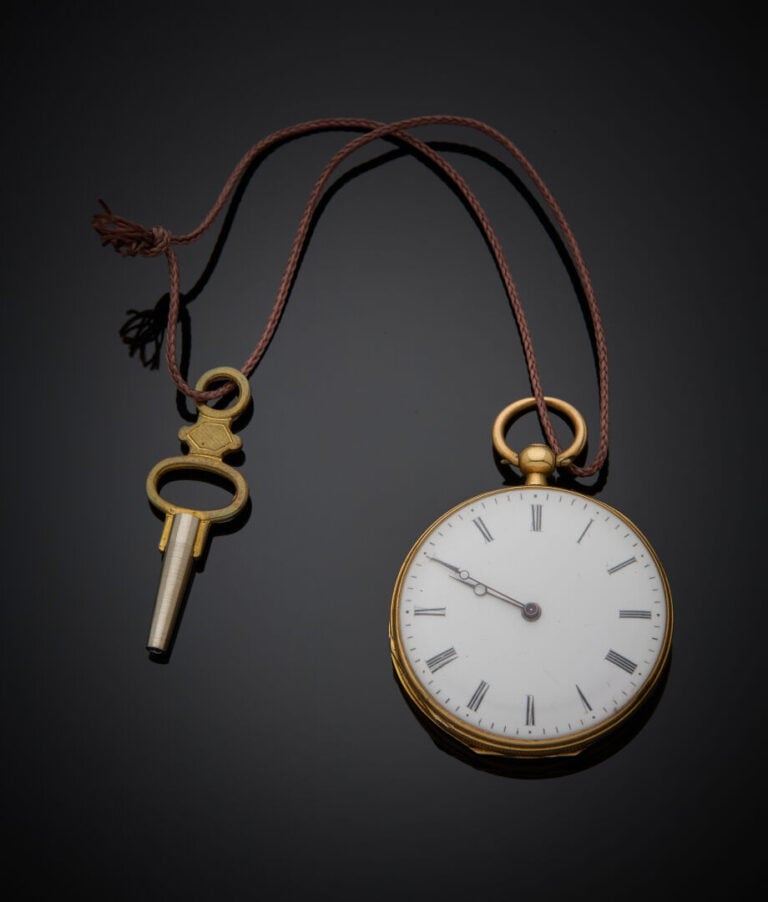 Petite MONTRE de POCHE en or jaune (750‰) guilloché, carrure godronnée. Cadran…
