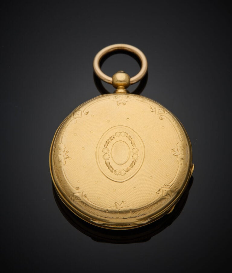 Petite MONTRE de POCHE en or jaune (750‰) guilloché et ciselé, carrure godronné…