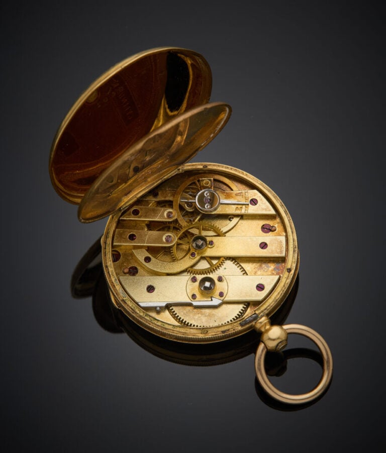 Petite MONTRE de POCHE en or jaune (750‰) guilloché et ciselé, carrure godronné…