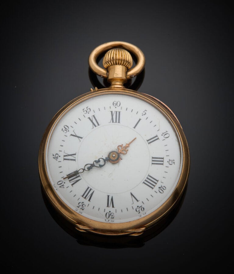 Petite MONTRE de POCHE en or jaune (750‰) monogrammé. Cadran émail blanc, chiff…