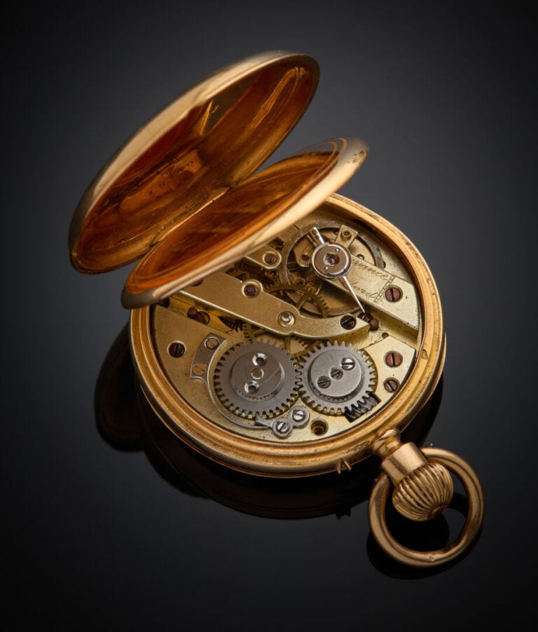 Petite MONTRE de POCHE en or jaune (750‰) monogrammé. Cadran émail blanc, chiff…
