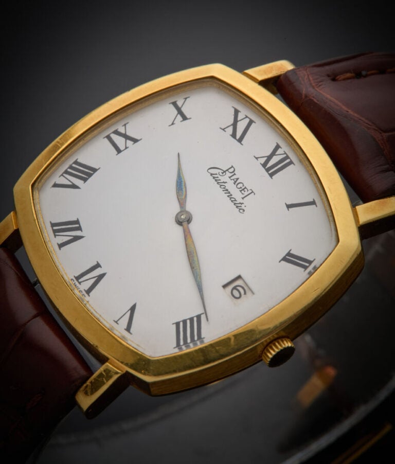 PIAGET - - BRACELET MONTRE de forme coussin en or jaune (750‰). Cadran crème, c…