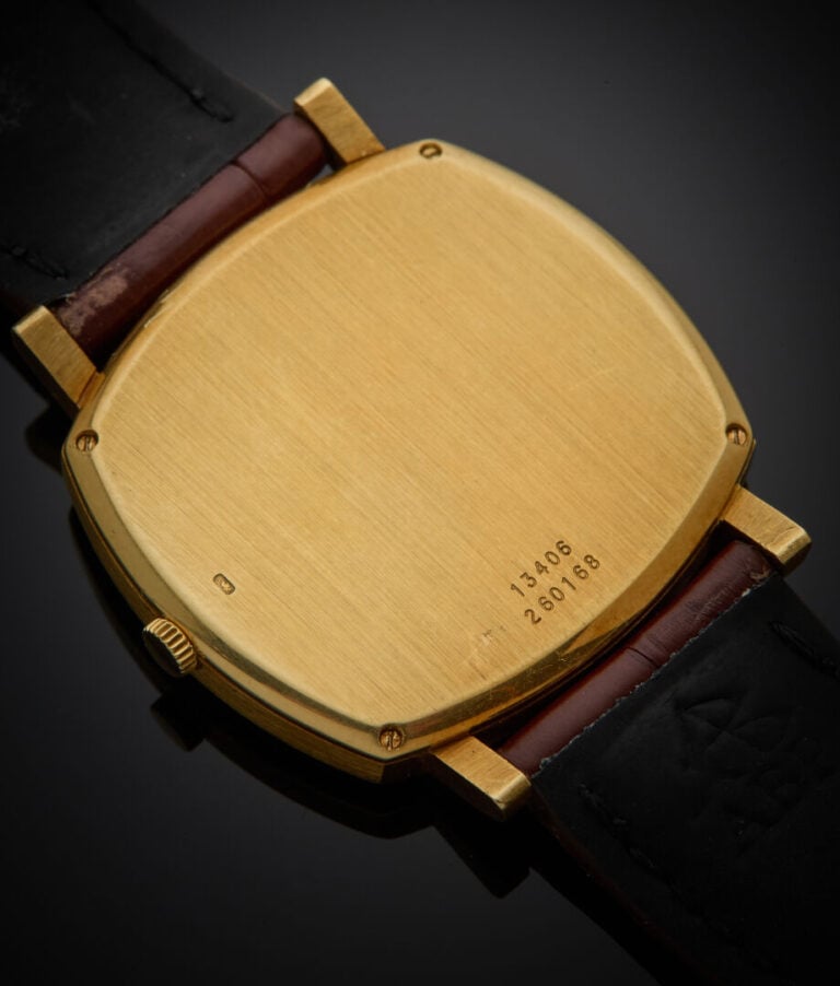 PIAGET - - BRACELET MONTRE de forme coussin en or jaune (750‰). Cadran crème, c…