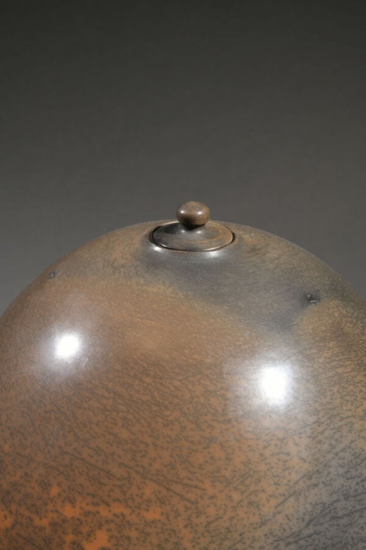 Pierre BAYLE (1945-2004) - Vase couvert de forme ovoïde en terre sigillée tourn…