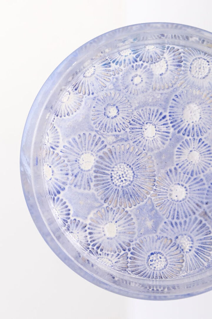 RENÉ LALIQUE (1860-1945) - Boite ronde « Marguerites » en verre blanc moulé-pre…