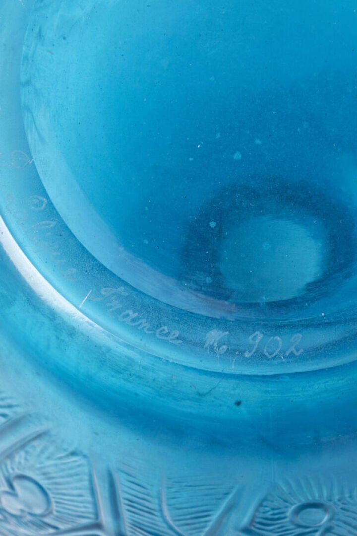 RENÉ LALIQUE (1860-1945) - Vase modèle « Acanthes » en verre soufflé-moulé bleu…