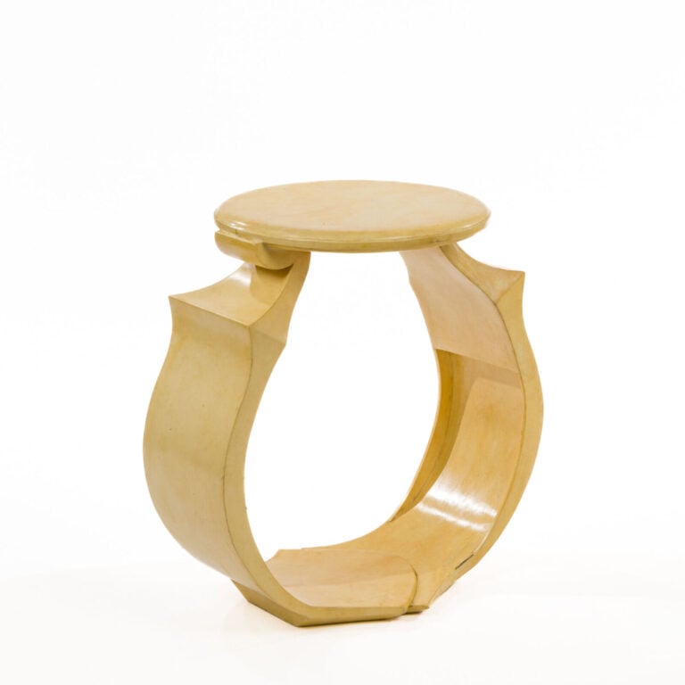 RIA & YOURI AUGUSTI (XXÈME) - Guéridon formant table d'appoint - entièrement ga…