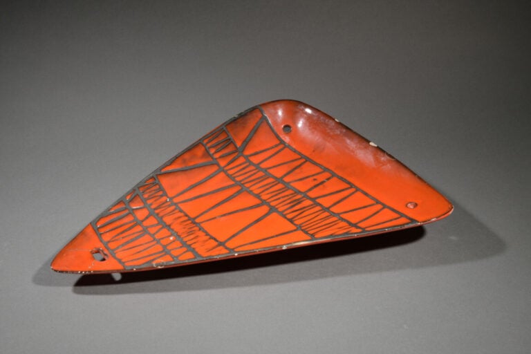 Roger CAPRON (1922-2006) - Coupe de forme triangulaire concave en céramique éma…