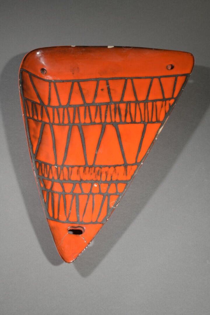 Roger CAPRON (1922-2006) - Coupe de forme triangulaire concave en céramique éma…