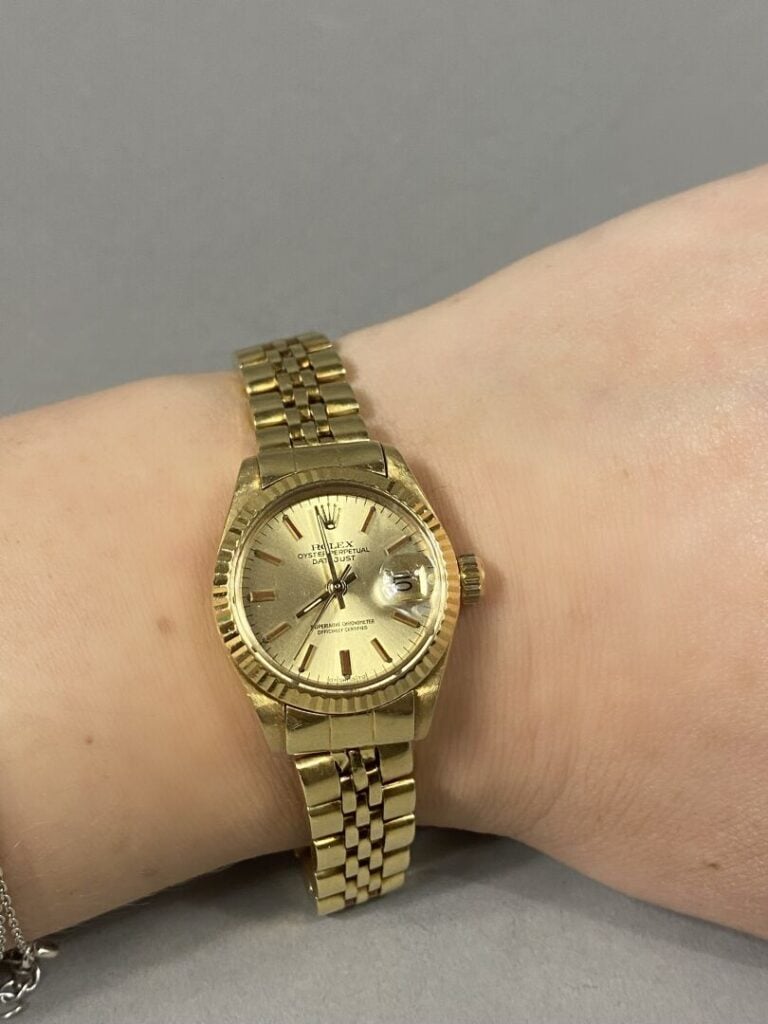 ROLEX - - BRACELET MONTRE ronde de dame, modèle "Oyster Perpetual Datejust" en…