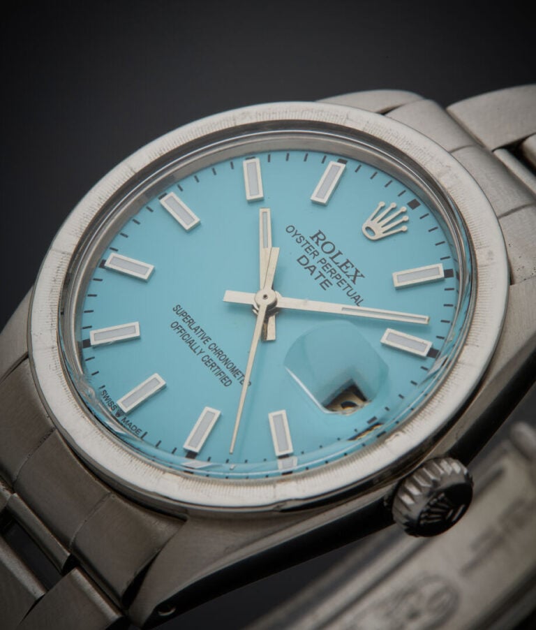 ROLEX - - BRACELET MONTRE ronde "Oyster Perpetual Date" en acier. Lunette guill…