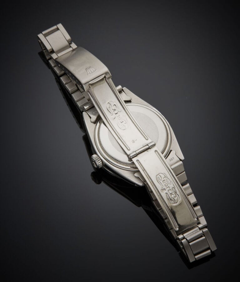ROLEX - - BRACELET MONTRE ronde "Oyster Perpetual Date" en acier. Lunette guill…