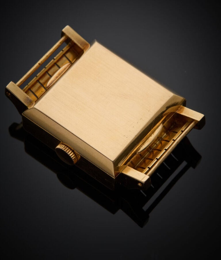 ROLEX - - MONTRE carrée en or jaune (750‰). Attaches incurvées, rainurées, et r…