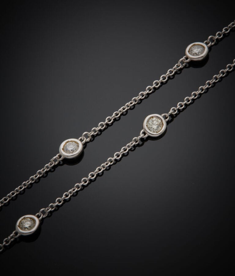 SAUTOIR chaînette en or gris (750‰) serti de 31 diamants taille brillant en ser…
