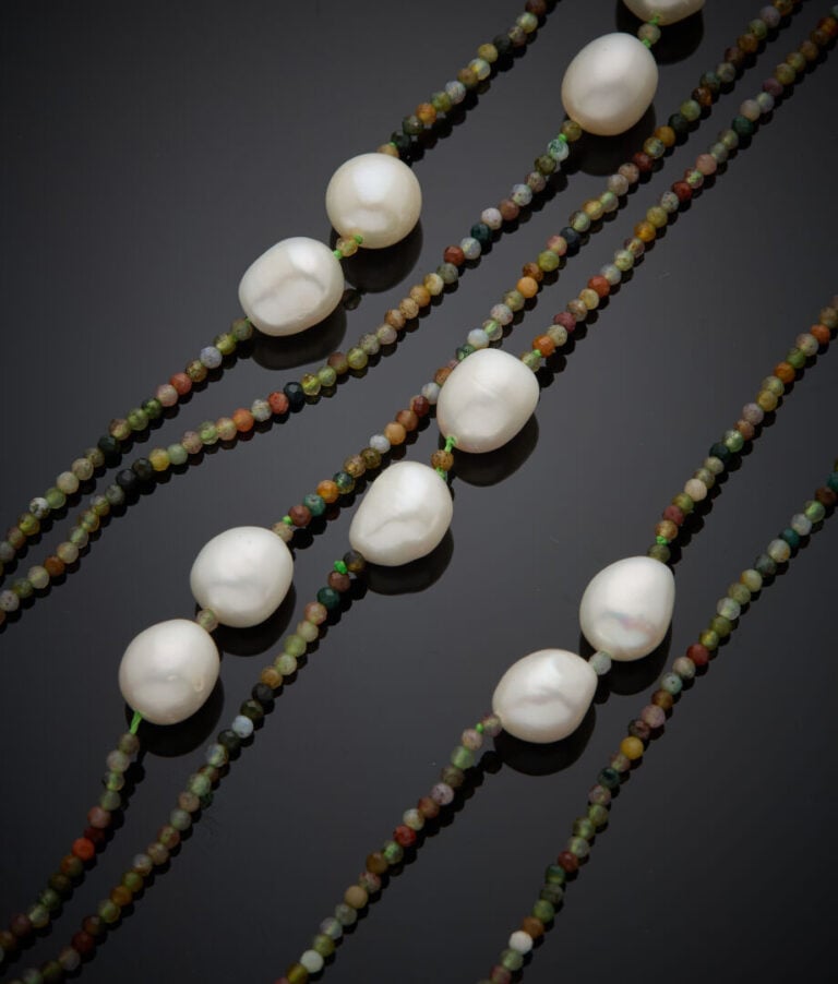 SAUTOIR composé d'un rang de perles d'agates multicolores facettées et 18 perle…