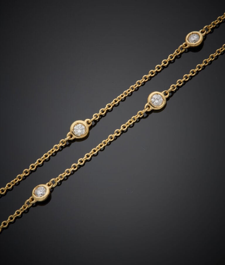 SAUTOIR composé d'une chaînette en or jaune (585‰) 14 carats, serti de 33 diama…