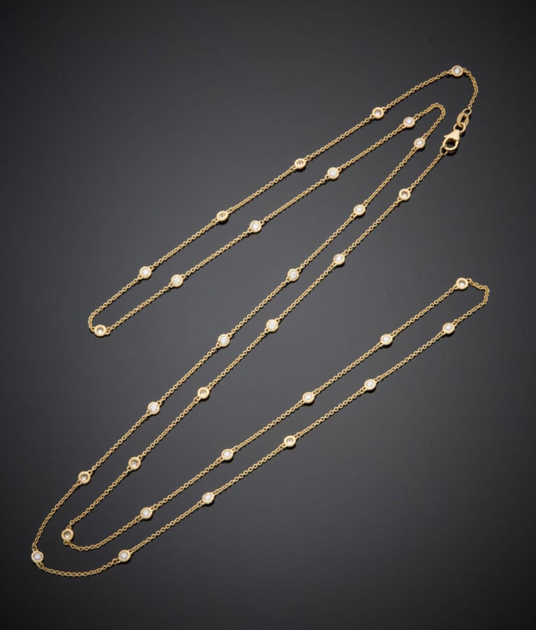 SAUTOIR composé d'une chaînette en or jaune (585‰) 14 carats, serti de 33 diama…