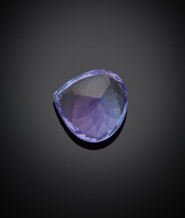 TANZANITE taillée en poire accompagnée d'un rapport d'analyse gemmologique du l…