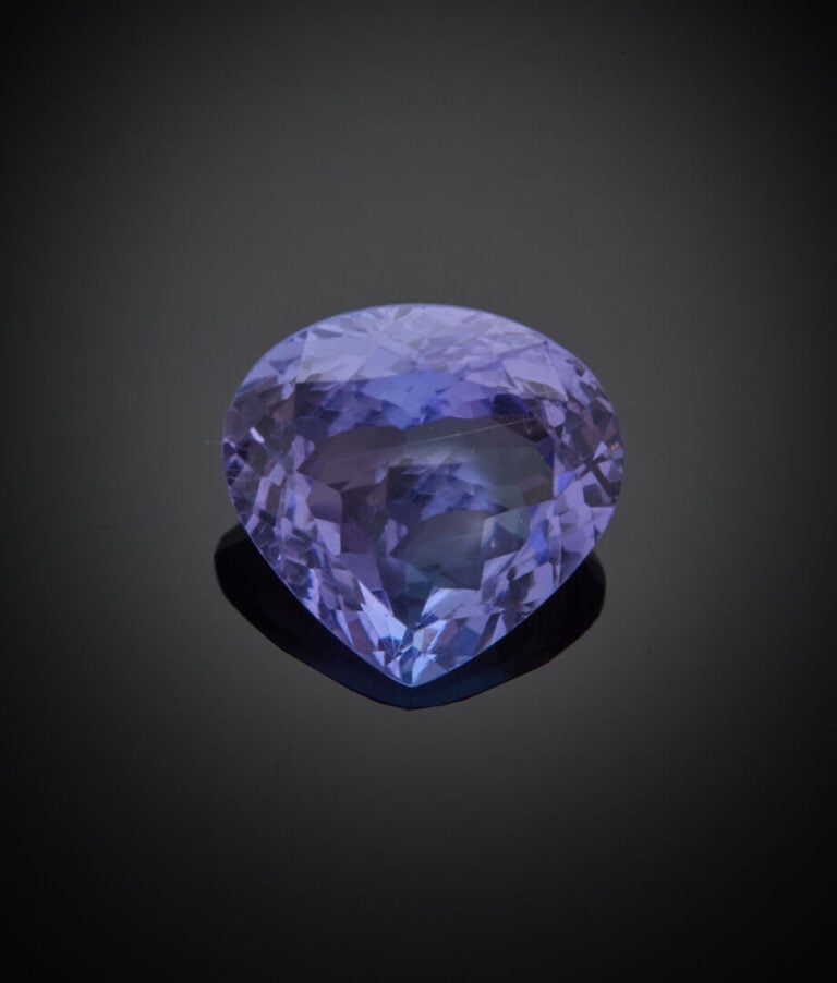 TANZANITE taillée en poire accompagnée d'un rapport d'analyse gemmologique du l…