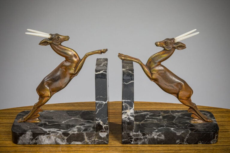 THOMAS CARTIER (1879-1936) - Paire de serre livres en bronze patiné figurant de…