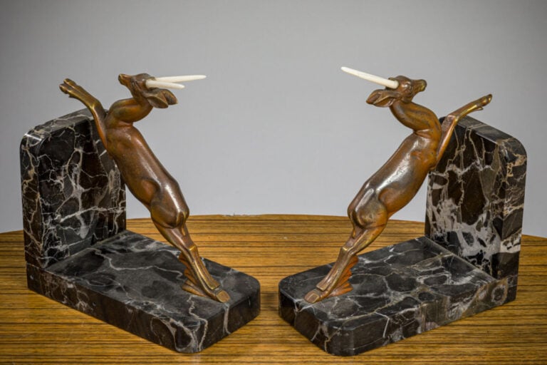 THOMAS CARTIER (1879-1936) - Paire de serre livres en bronze patiné figurant de…