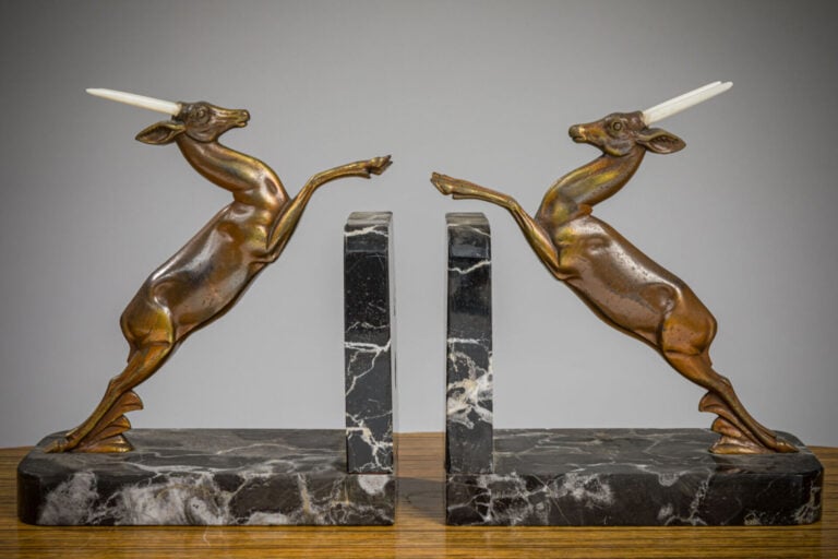 THOMAS CARTIER (1879-1936) - Paire de serre livres en bronze patiné figurant de…