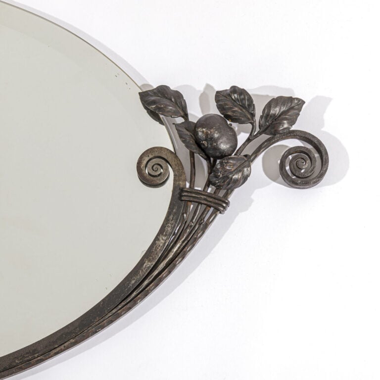 TRAVAIL DES ANNEES 1925 - Paire de miroirs en fer forgé martelé à décor floral…