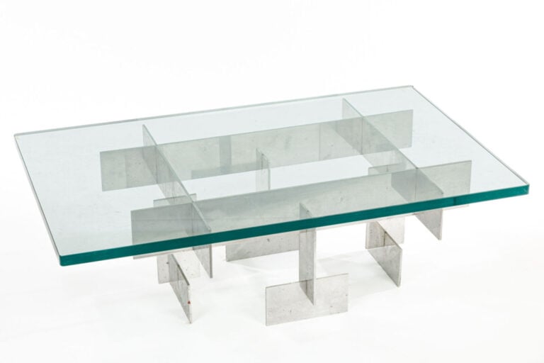 TRAVAIL DES ANNÉES 1970 - Table basse à plateau rectangulaire en verre - reposa…