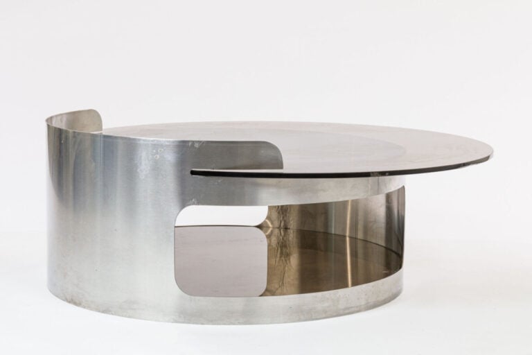 TRAVAIL DES ANNEES 1970 - Table basse à structure formant - piétement en Inox c…