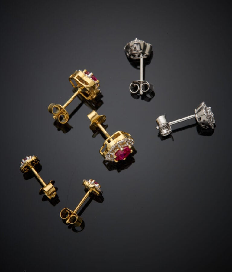 Trois paires de BOUCLES d'OREILLES "marguerites" et "cœurs" en or jaune et or g…