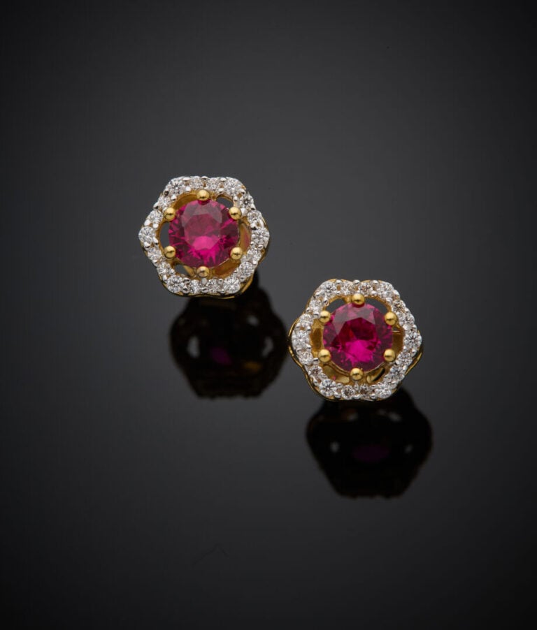 Trois paires de BOUCLES d'OREILLES "marguerites" et "cœurs" en or jaune et or g…