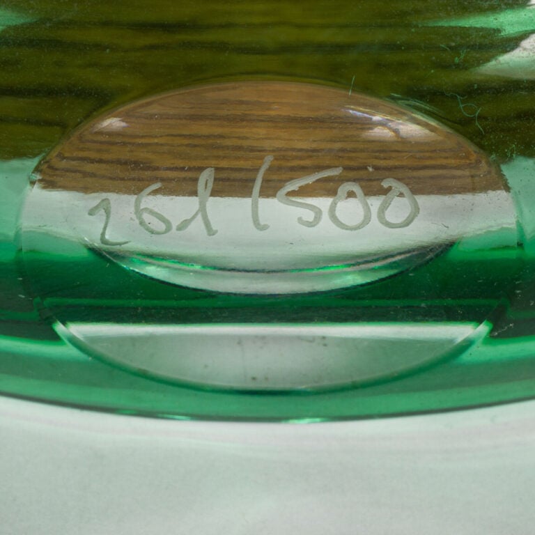 VAL SAINT LAMBERT - Grand vase en verre taillé teinté vert - et translucide - N…