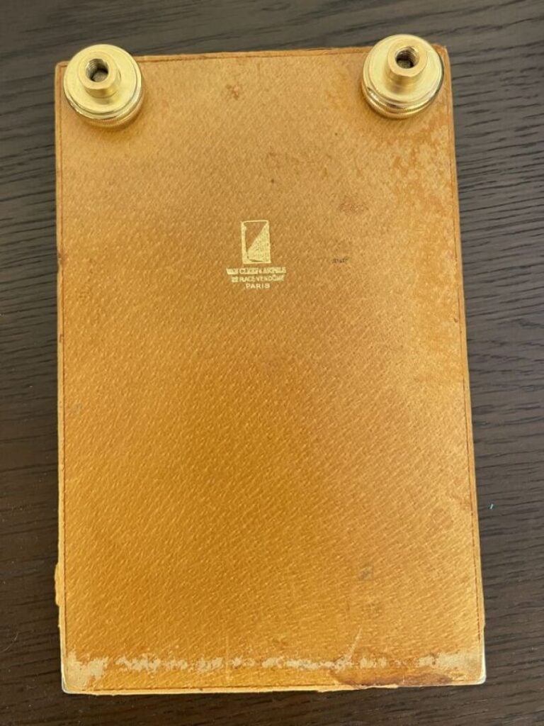 VAN CLEEF & ARPELS - Porte-carnet en cuir gold à bandeau tressé en argent doré…