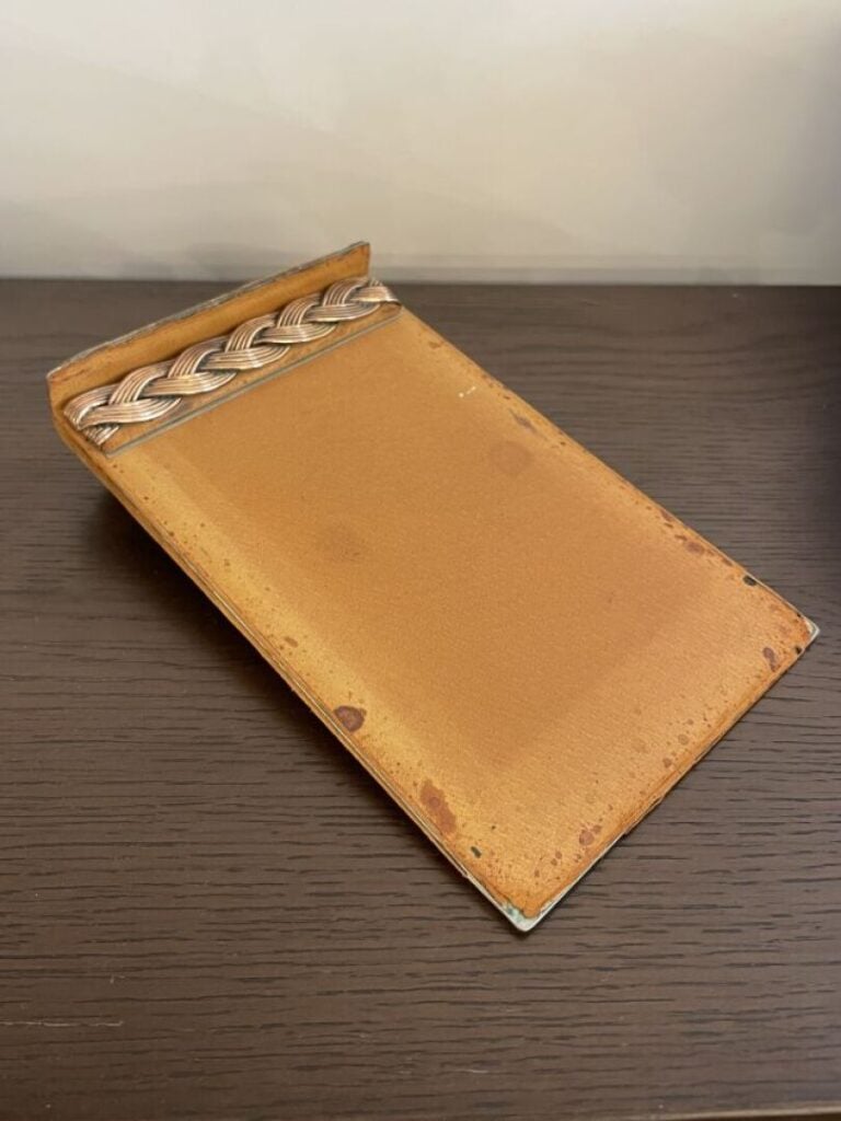 VAN CLEEF & ARPELS - Porte-carnet en cuir gold à bandeau tressé en argent doré…