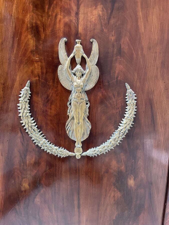 Armoire étroite en acajou et placage d'acajou ouvrant par une porte pleine à dé…