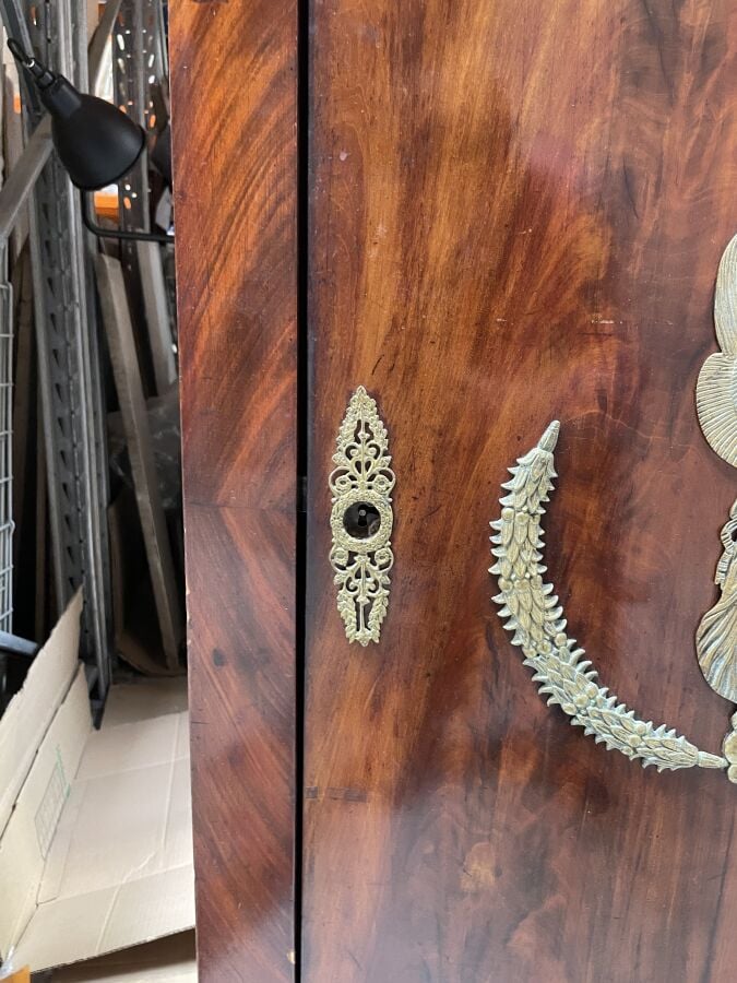 Armoire étroite en acajou et placage d'acajou ouvrant par une porte pleine à dé…