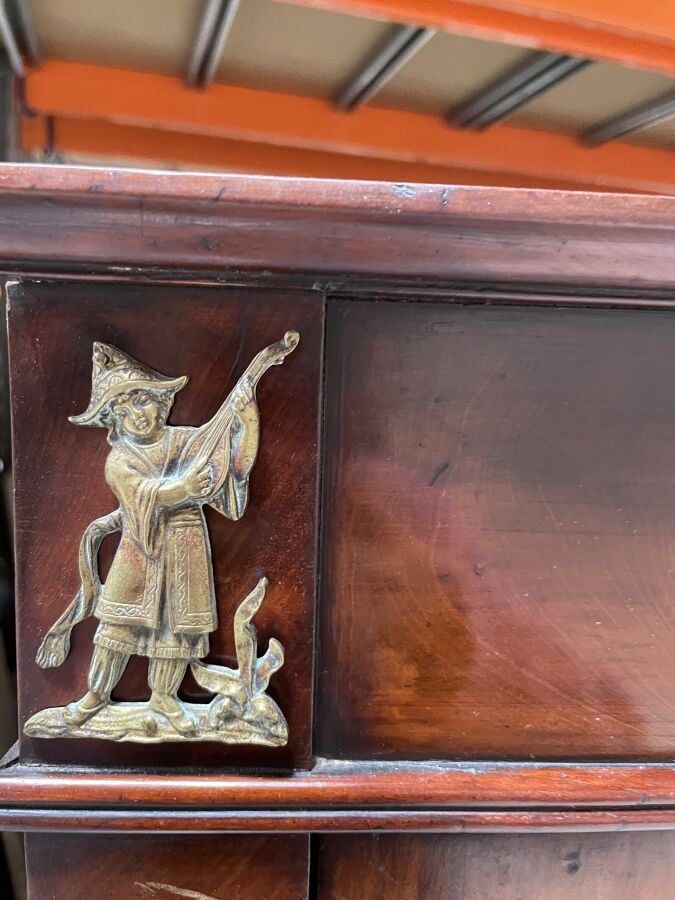 Armoire étroite en acajou et placage d'acajou ouvrant par une porte pleine à dé…